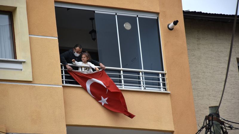 Sivas'ta direkten düşen bayrağı balkonuna astı