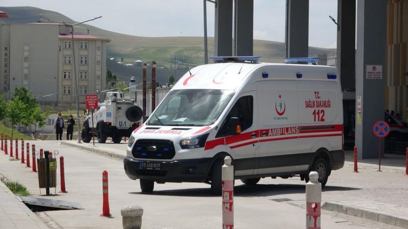 Van'da yaralı olarak geldiği hastanede 6 kişiyi darbetti