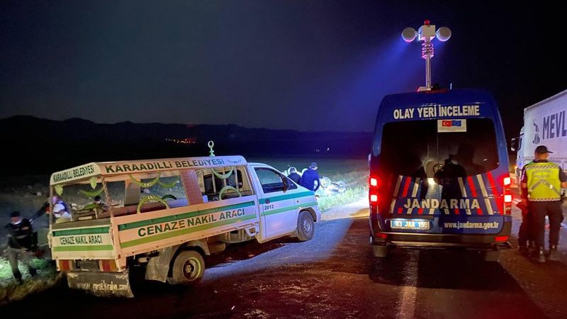 Afyonkarahisar'da tır ile hafif ticari araç çarpıştı: 1 ölü, 5 yaralı