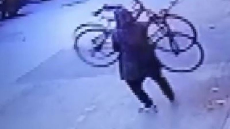 Bursa'da bisikletlerin çalınma anı