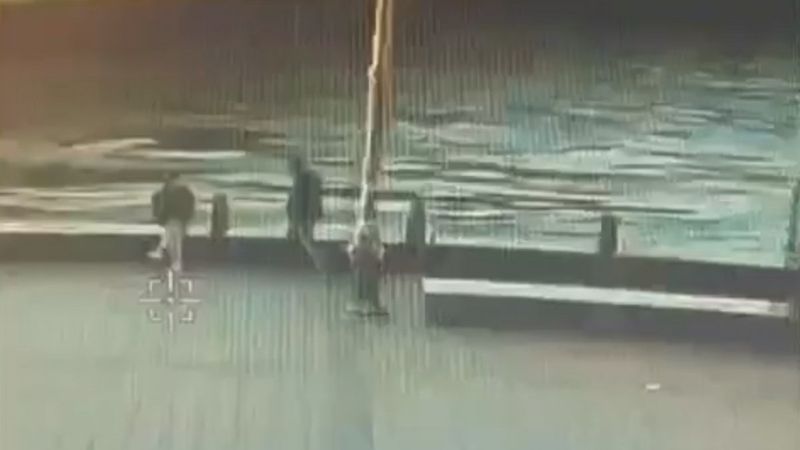 Eminönü’nde sahilde oturan işçiyi denize atıp, öldürdü