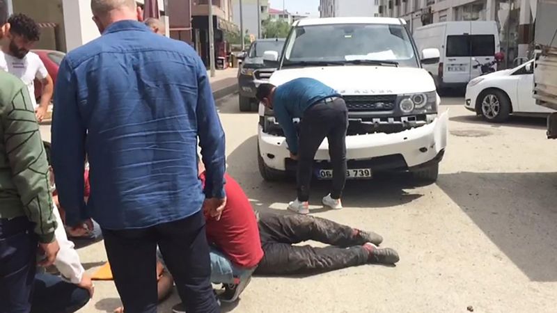 Iğdır'da yaralı yerine aracına koştu, kırılan tamponuyla ilgilendi