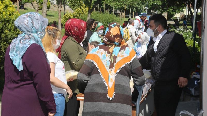 İstanbul'da mahalle muhtarından peynir dağıtımı