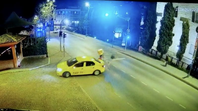 Beyoğlu’nda motosikletli, taksiye çarptı