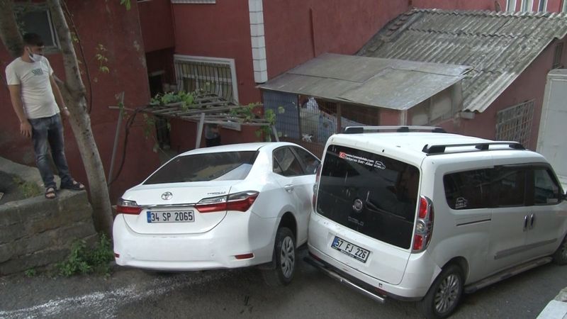 Sarıyer’de freni boşalan otomobil evin bahçesine daldı