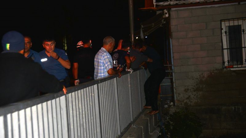 Adana'da dereye düşen tır sürücüsünü itfaiye kurtardı