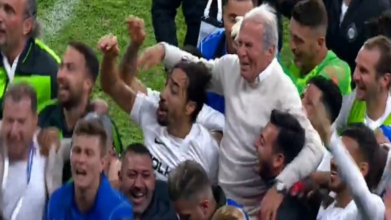 Altay Teknik Direktörü Mustafa Denizli gözyaşlarını tutamadı