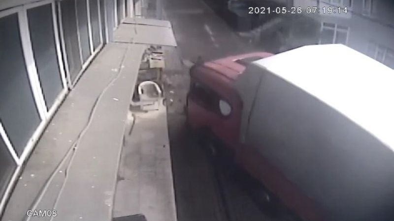 Beşiktaş'ta tır önce araca sonra gecekonduya çarptı