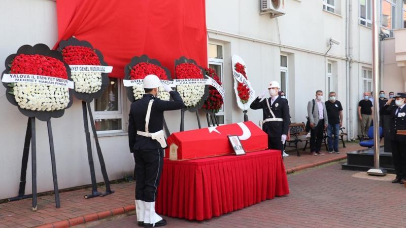 Yalova'da, uygulama noktasında şehit edilen polis için tören
