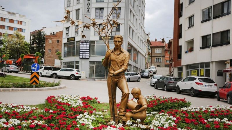 Eskişehir Belediyesi'nden 'ağaç diken genç ve çocuk heykeli'