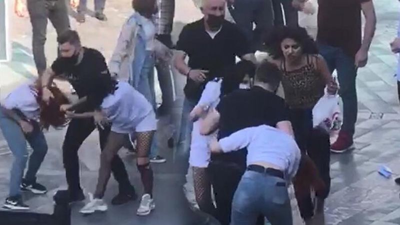 Düzce'de kız kavgası kameraya yansıdı