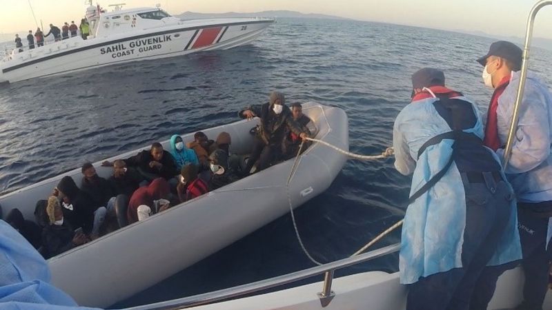 İzmir’de lastik botta 21 göçmen kurtarıldı