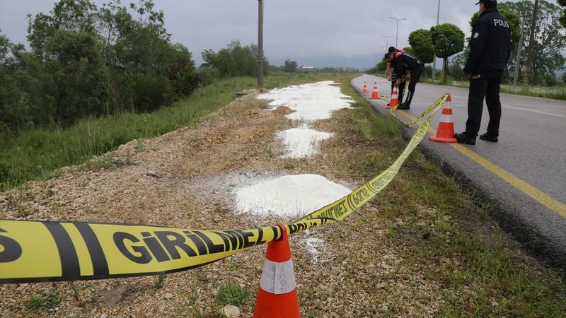 Bolu'da yol kenarına dökülen beyaz toz incelemeye alındı