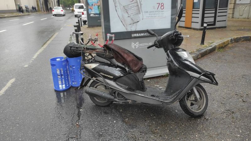 Beşiktaş'ta yolun karşısına geçmek isterken, motosiklet çarptı