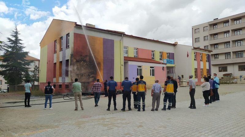 Konya'da bir okulun bahçesinde yangın çıktı