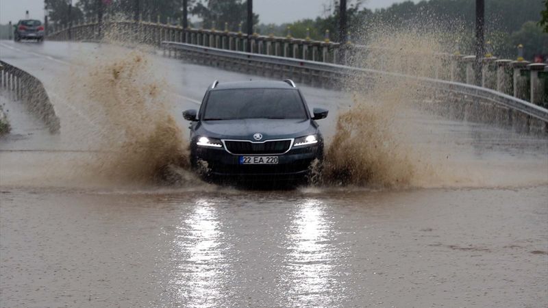 Edirne'de sağanak hayatı olumsuz etkiledi