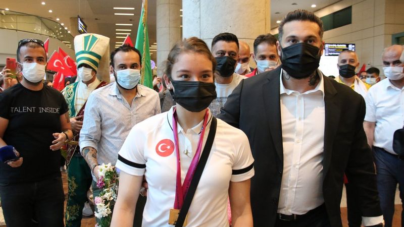 Ayşe Begüm Onbaşı'yı, mehteran karşıladı