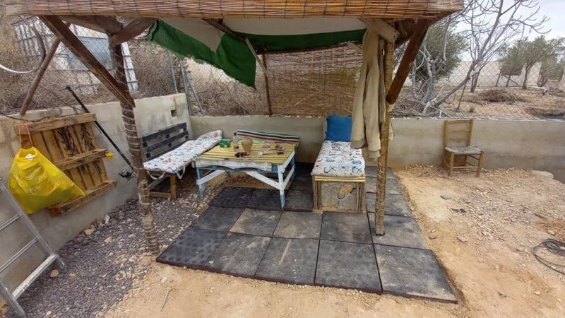 İspanya'da ailesine kızan genç, yer altında ev inşa etti