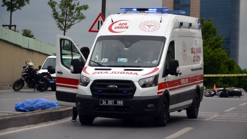 Avcılar'da devrilen motosikletteki gençler hayatını kaybetti