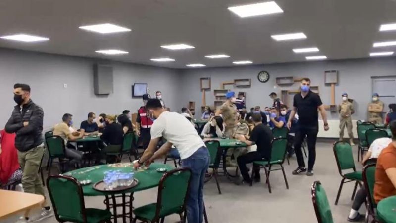 İzmir'de jandarma ekipleri kumar oynanan işletmeye baskın yaptı