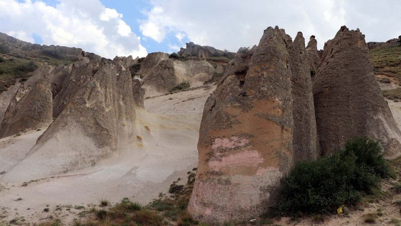 Peribacaları 'sprey boyayla' yazılan yazılardan temizlendi