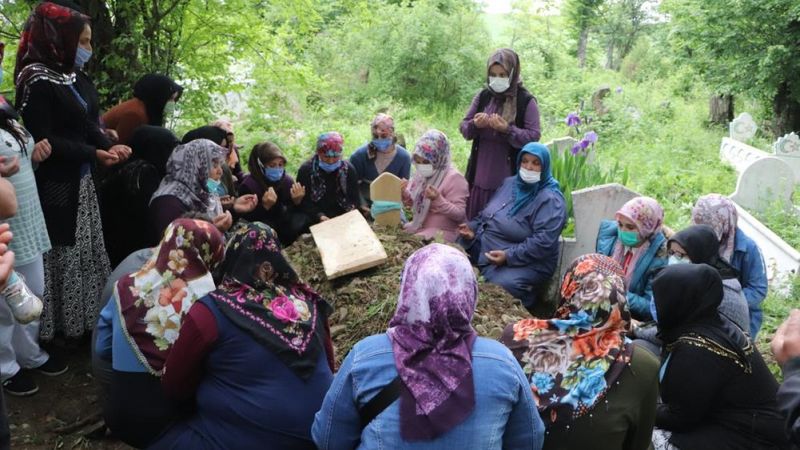 Samsun'da 25 bıçak darbesiyle öldürülen kadın toprağa verildi