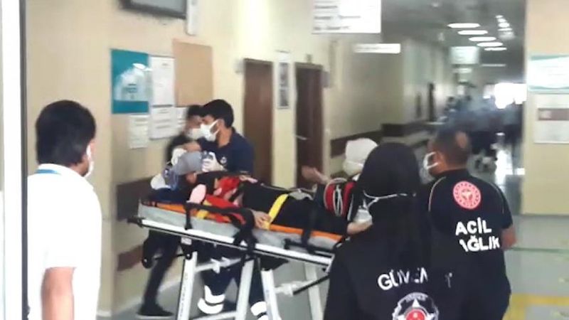 Şanlıurfa'da cam silerken beton zemine düştü