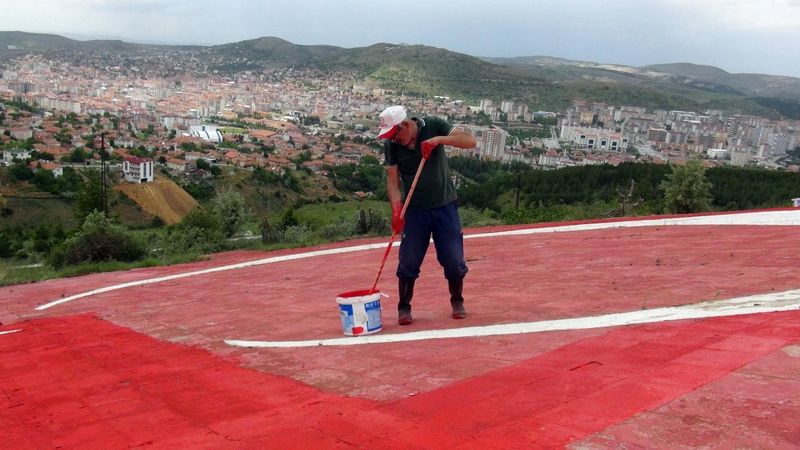 Yozgatlı emekli, solan Türk bayrağının boyasını yeniliyor