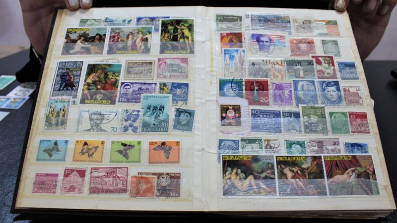 Elazığ'da baba oğul 60 yılda bin 100 adet pul biriktirdi