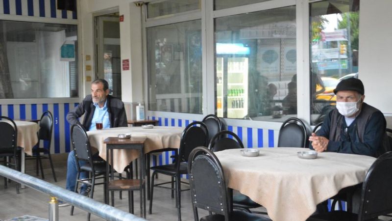 Kasımpaşa'da kıraathaneler müşterilerini ağırlamaya başladı