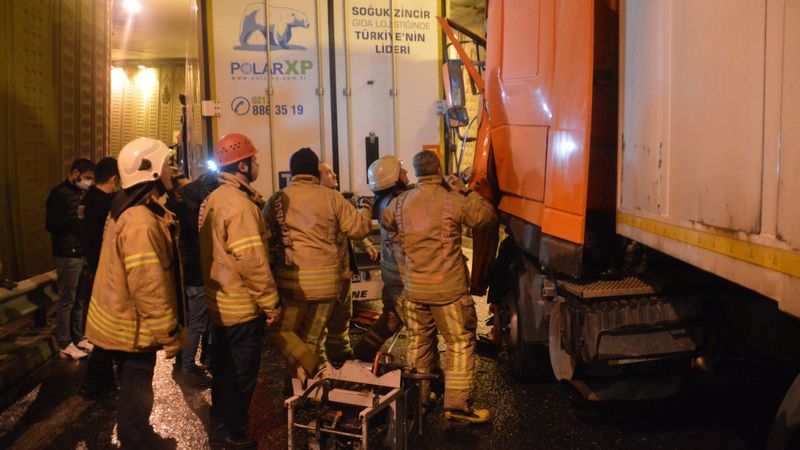 Bayrampaşa’da kazayı görüp yavaşlayan tıra başka bir tır çarptı