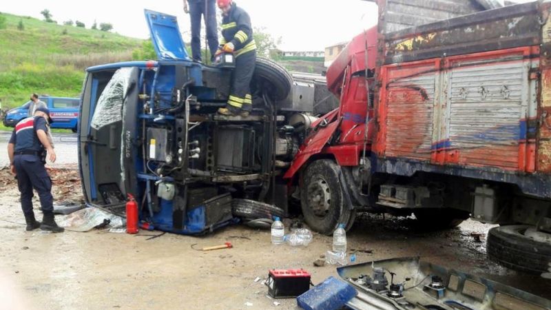 Samsun'da mahkumları taşıyan cezaevi ring aracı devrildi