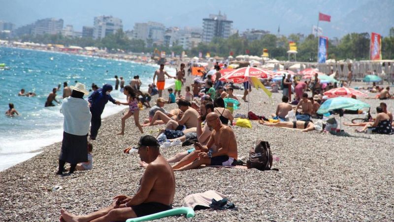 Antalya'da yerli ve yabancı turistler sahillere akın etti