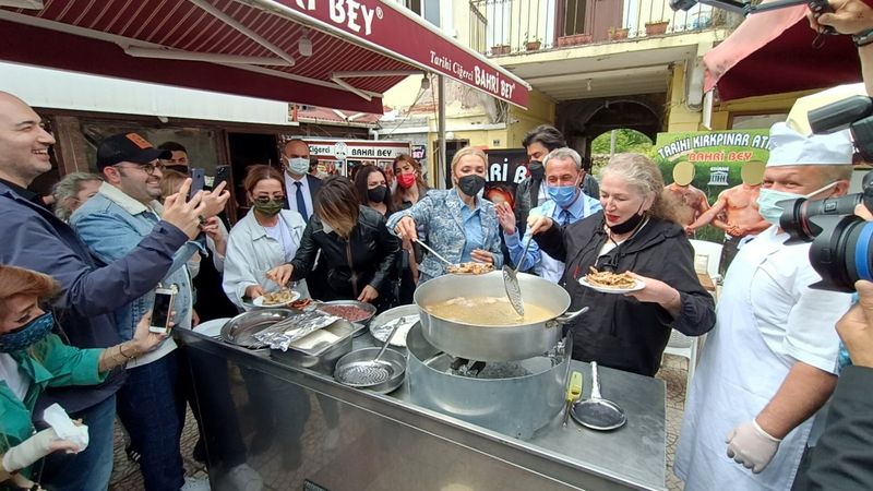 Mehmet Nuri Ersoy'un eşi Pervin Ersoy ciğer pişirdi