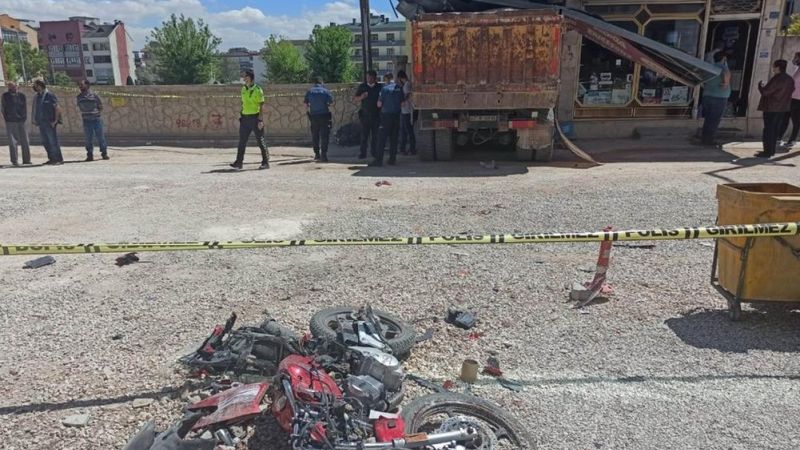 Konya'da freni patlayan kamyon beyaz eşya dükkanına girdi