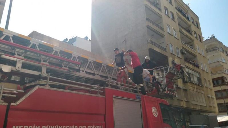 Mersin'de 5 katlı apartmanda yangın çıktı