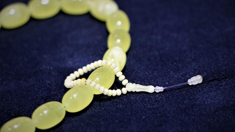 Elazığ'da 50 milyon yıllık fosil damla kehribardan dünyanın en küçük tespihini yaptı