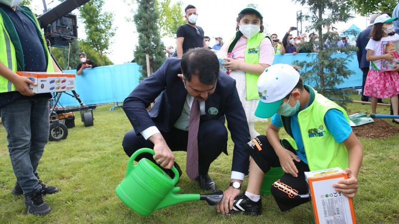 Murat Kurum, minik çevre müfettişinin ayakkabısındaki çamurları temizledi