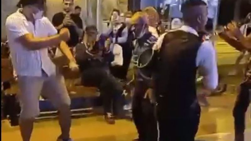 Antalyalılar canlı müzik eşliğinde pandemiyi unuttu