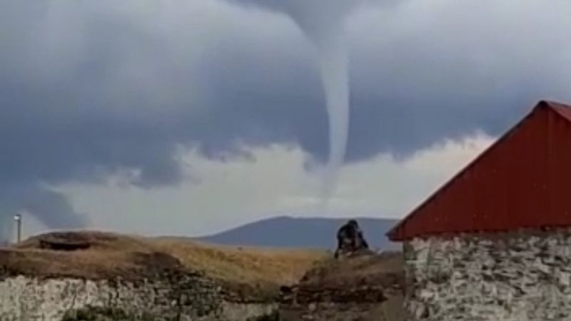 Ardahan'da çıkan hortum çatıları uçurdu