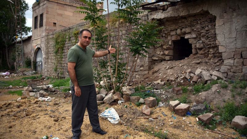 Atatürk’ün harf inkılabı için ziyaret ettiği tarihi han, ahır olarak kullanılıyor