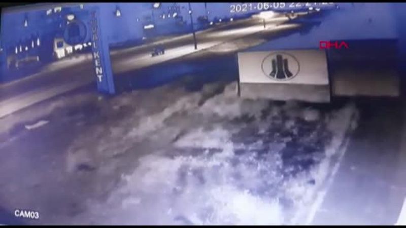 Kayseri'de kaldırımda yürüyen anne kıza kamyonet çarptı