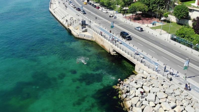 Üsküdar Sahili'nde kısıtlamada denize girdiler