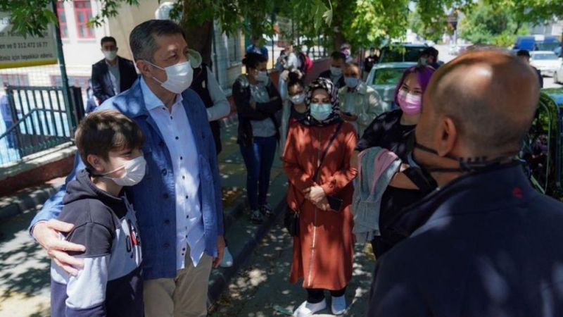 Ziya Selçuk, LGS çıkışında öğrencilerle buluştu