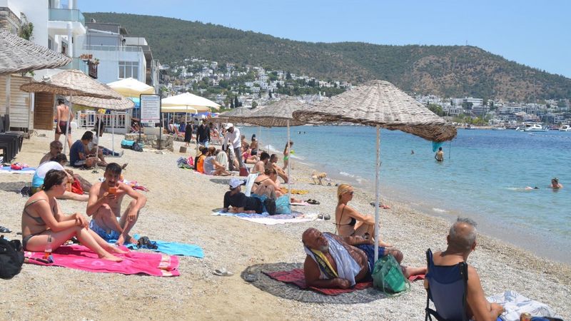 Bodrum'da sıcaklık 30 dereceye çıktı, sahiller doldu