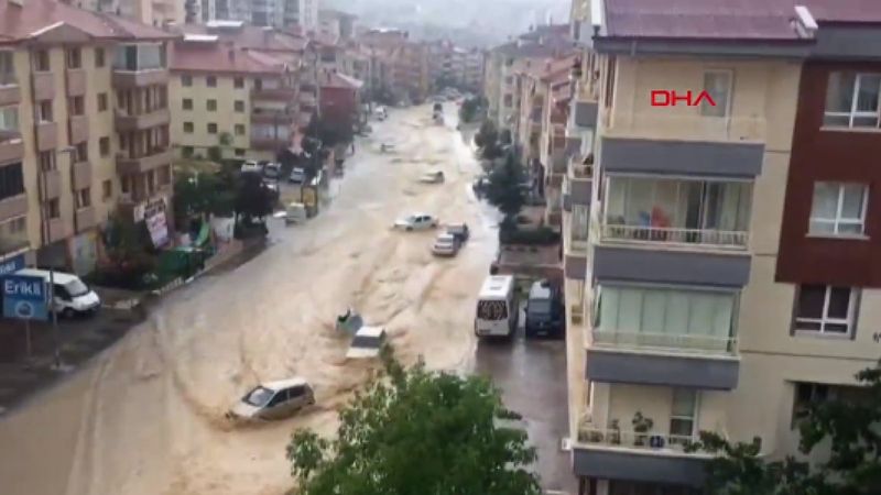Ankara'da caddeleri sel bastı