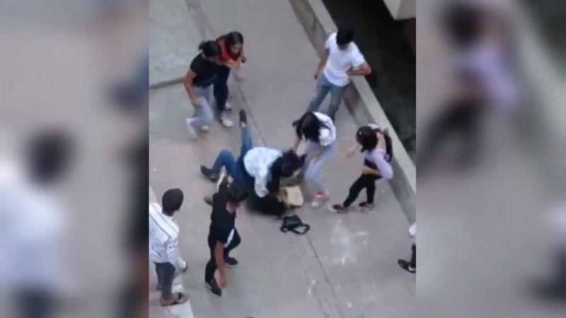 Şanlıurfa'da kızların kavgasını erkekler uzaktan izledi