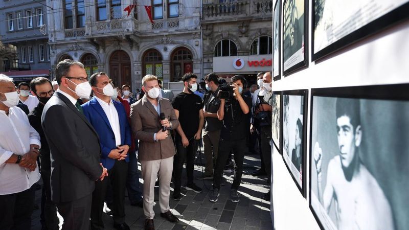 Mehmet Muharrem Kasapoğlu, başkonsoloslarla 'Altın kalpli eldiven' sergisini gezdi