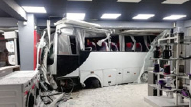 İzmir’de işçi servisi mobilya mağazasına daldı: 12 yaralı