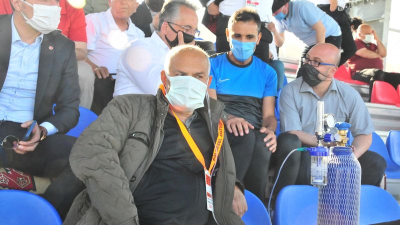 Suvermez Kapadokyaspor’un başkanı oksijen tüpüyle maç izledi